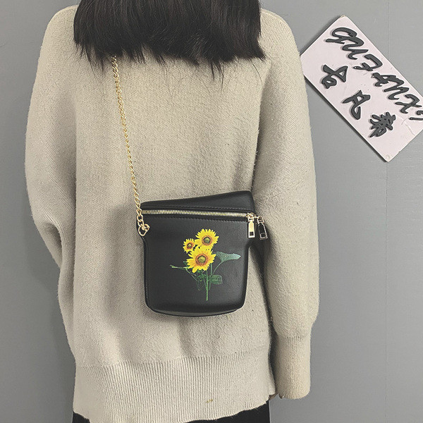 Γυναικεία τσάντα νέο μοντέλο με μεταλλική αλυσίδα και κέντημα