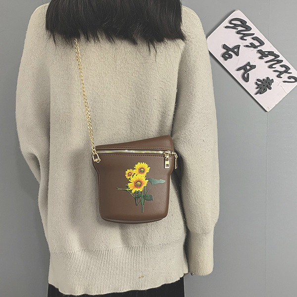 Γυναικεία τσάντα νέο μοντέλο με μεταλλική αλυσίδα και κέντημα