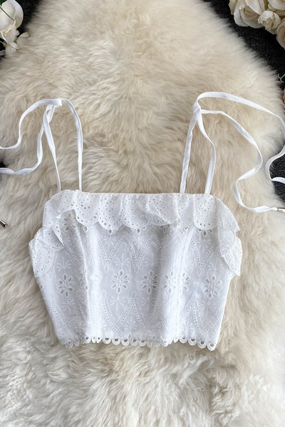 Rövid női csipke felső vékony pántokkal