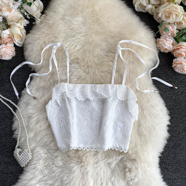 Rövid női csipke felső vékony pántokkal