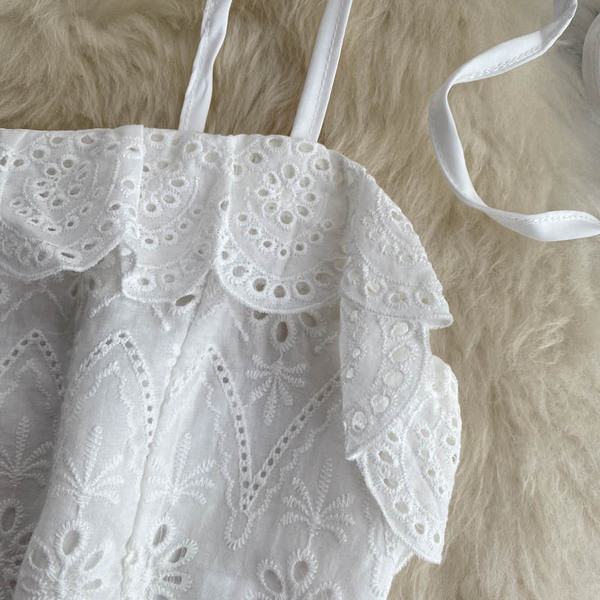 Rövid női csipke felső vékony pántokkal