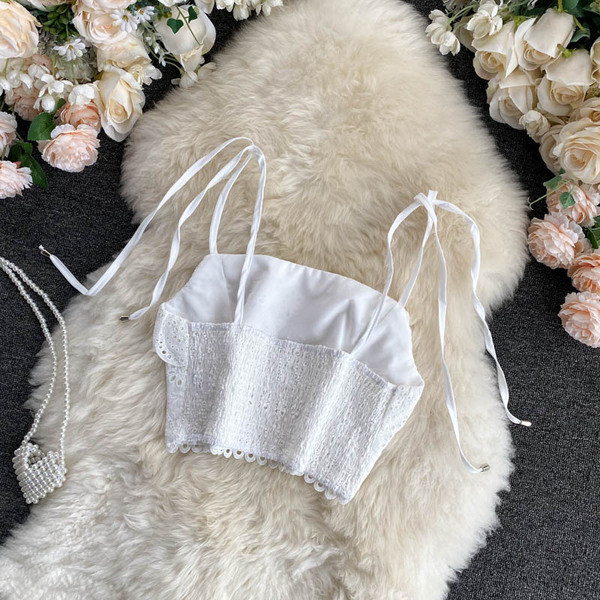 Rövid női csipke felső vékony pántokkal