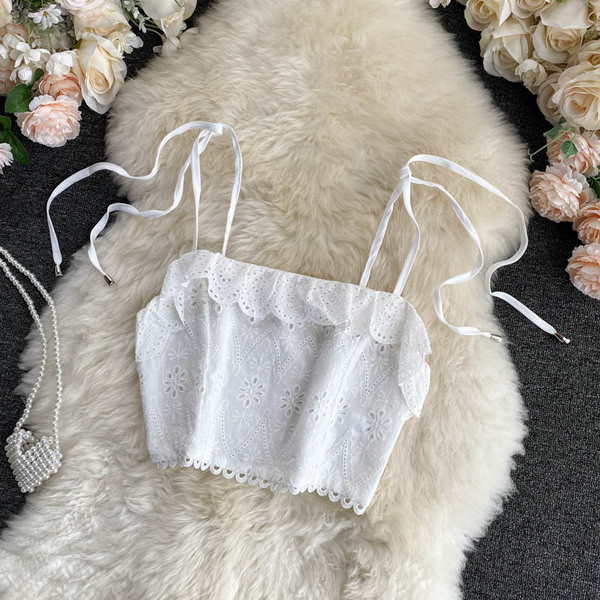 Rövid női csipke felső vékony pántokkal