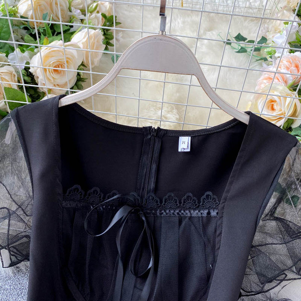 Moodne naiste komplekt tüllsärgist ja kõrge vöökohaga pükstest