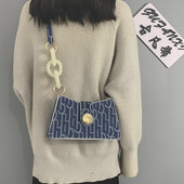 Μοντέρνα γυναικεία τσάντα με χάντρες και  μακριά λαβή σε μπλε και μαύρο χρώμα