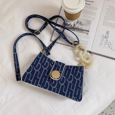 Μοντέρνα γυναικεία τσάντα με χάντρες και  μακριά λαβή σε μπλε και μαύρο χρώμα