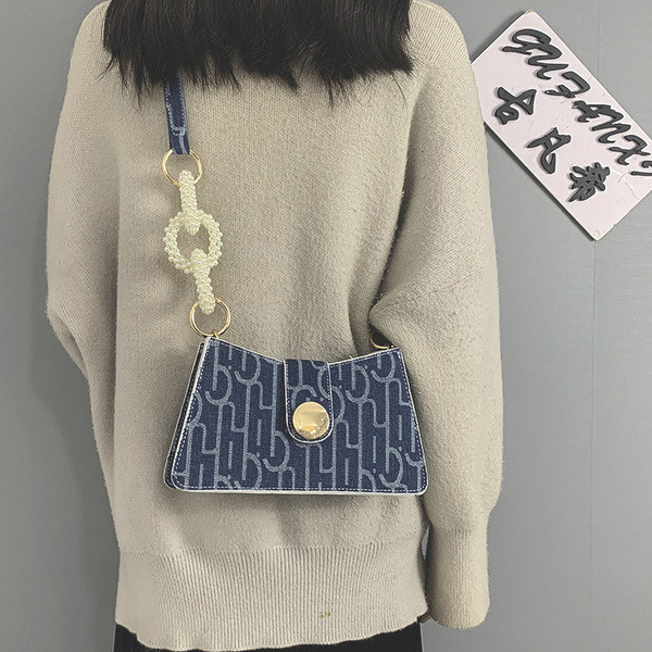 Μοντέρνα γυναικεία τσάντα με χάντρες και  μακριά λαβή σε μπλε και μαύρο χρώμα