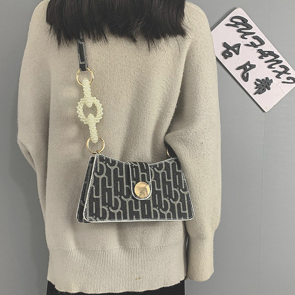 Μοντέρνα γυναικεία τσάντα με χάντρες και  μακριά λαβή σε μπλε και μαύρο χρώμα