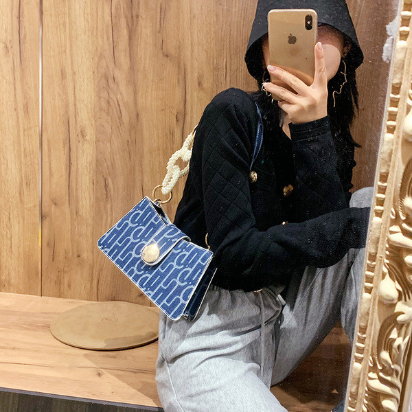 Μοντέρνα γυναικεία τσάντα με χάντρες και  μακριά λαβή σε μπλε και μαύρο χρώμα