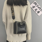 Κομψή γυναικεία τσάντα από οικολογικό δέρμα με υφασμάτινη λαβή σε διάφορα χρώματα