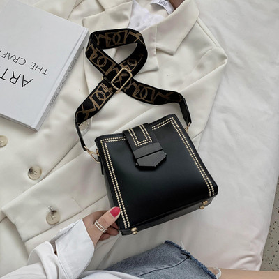 Κομψή γυναικεία τσάντα από οικολογικό δέρμα με υφασμάτινη λαβή σε διάφορα χρώματα