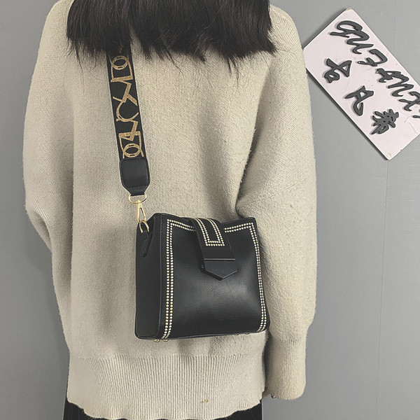 Κομψή γυναικεία τσάντα από οικολογικό δέρμα με υφασμάτινη λαβή σε διάφορα χρώματα