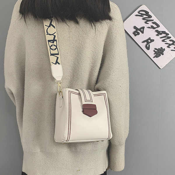 Κομψή γυναικεία τσάντα από οικολογικό δέρμα με υφασμάτινη λαβή σε διάφορα χρώματα