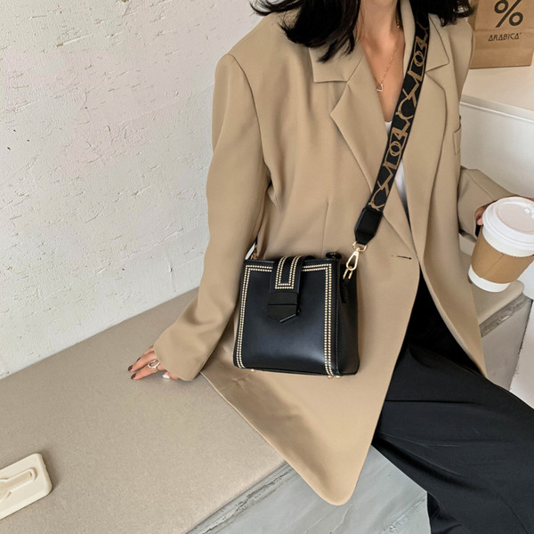 Κομψή γυναικεία τσάντα από οικολογικό δέρμα με υφασμάτινη λαβή σε διάφορα χρώματα