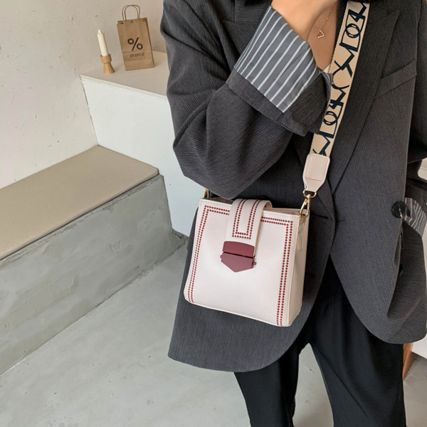Κομψή γυναικεία τσάντα από οικολογικό δέρμα με υφασμάτινη λαβή σε διάφορα χρώματα