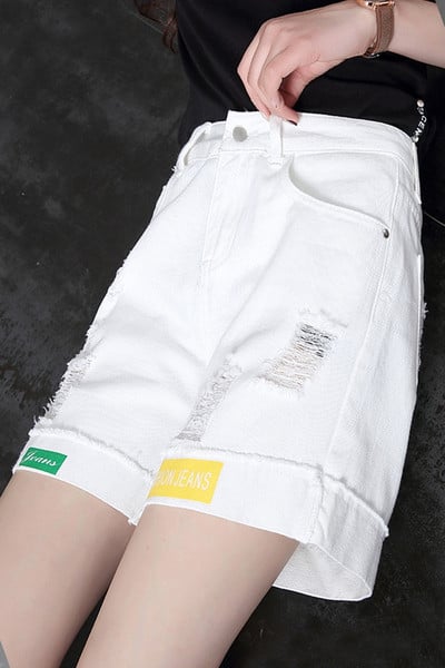 Pantaloni scurți albi cu motive rupte și inscripții colorate