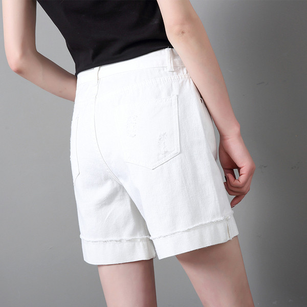 Pantaloni scurți albi cu motive rupte și inscripții colorate