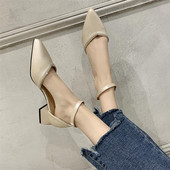 Κομψά γυναικεία παπούτσια με χοντρά τακούνια και αγκράφες