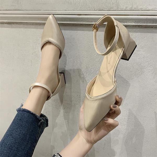 Κομψά γυναικεία παπούτσια με χοντρά τακούνια και αγκράφες