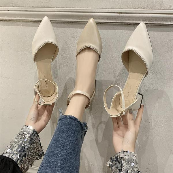 Κομψά γυναικεία παπούτσια με χοντρά τακούνια και αγκράφες