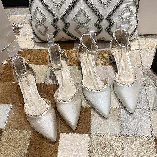 Κομψά γυναικεία παπούτσια με χοντρά τακούνια και αγκράφες