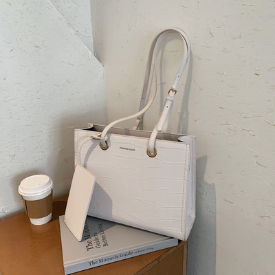 Casual γυναικεία τσάντα από ανάγλυφο οικολογικό δέρμα σε διάφορα χρώματα