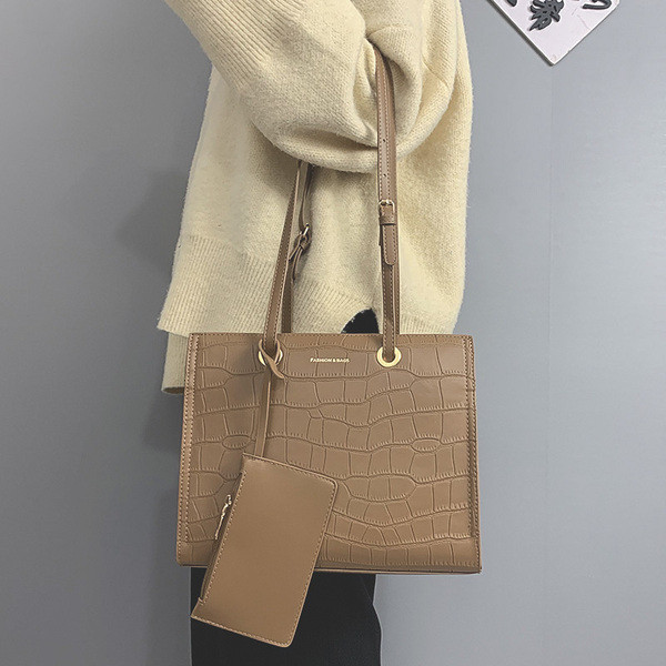 Casual γυναικεία τσάντα από ανάγλυφο οικολογικό δέρμα σε διάφορα χρώματα