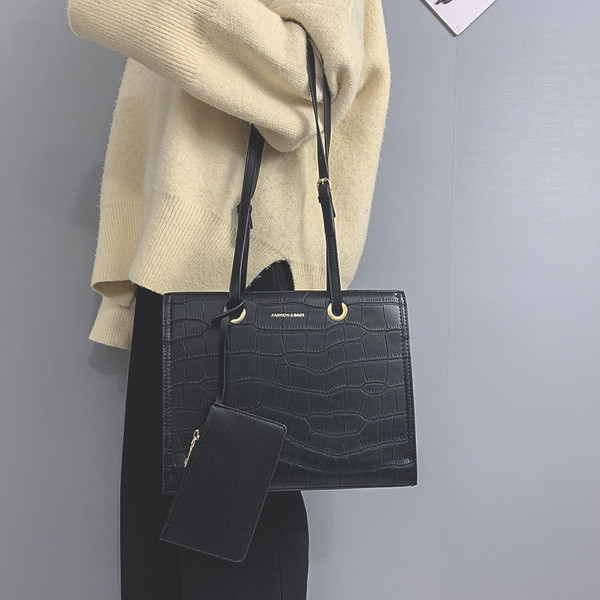 Casual γυναικεία τσάντα από ανάγλυφο οικολογικό δέρμα σε διάφορα χρώματα