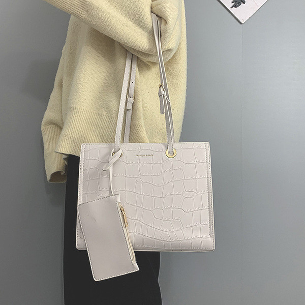 Casual γυναικεία τσάντα από ανάγλυφο οικολογικό δέρμα σε διάφορα χρώματα