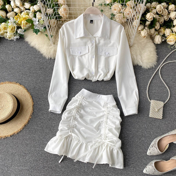 Modern női szett hosszú ujjú ingből és magas derekú szoknyából