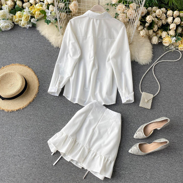 Modern női szett hosszú ujjú ingből és magas derekú szoknyából