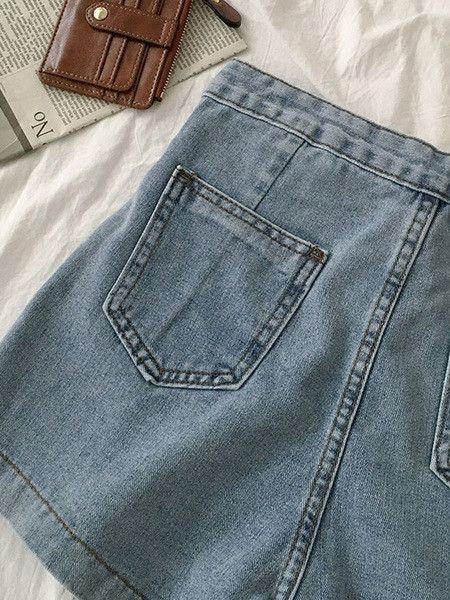 Pašreizējie džinsa šorti ar kabatu