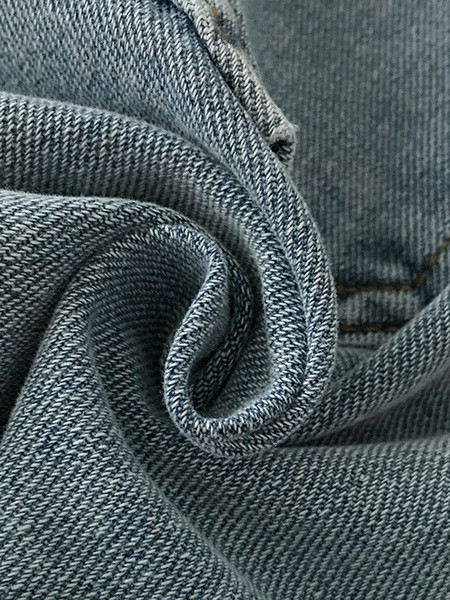 Pašreizējie džinsa šorti ar kabatu