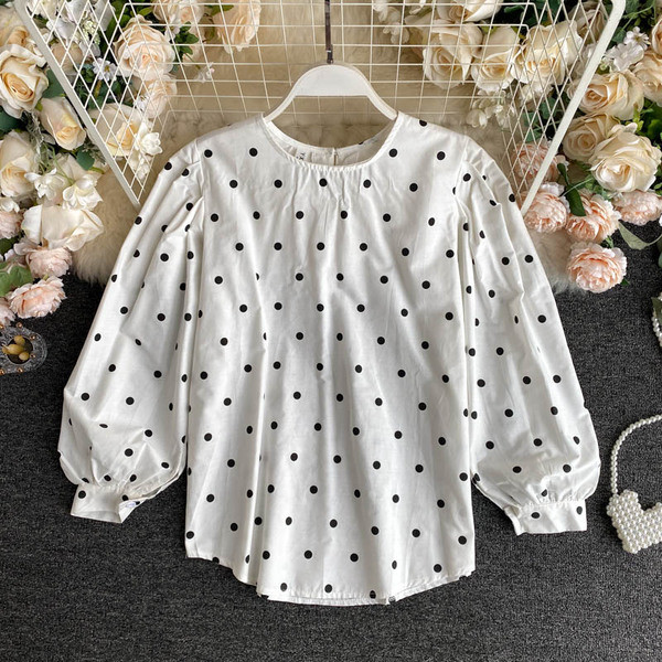 Retro naiste täpiline särk ovaalse kaelusega ja laiade varrukatega