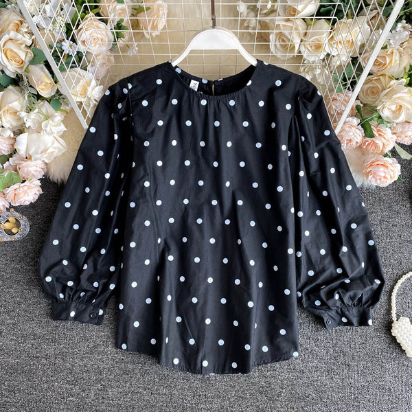 Retro naiste täpiline särk ovaalse kaelusega ja laiade varrukatega