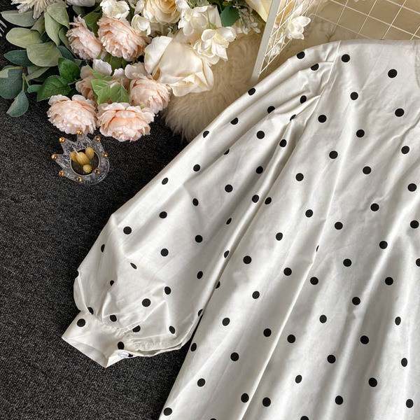 Retro naiste täpiline särk ovaalse kaelusega ja laiade varrukatega