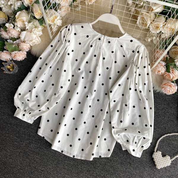 Retro naiste täpiline särk ovaalse kaelusega ja laiade varrukatega