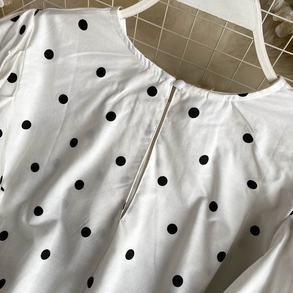 Retro naiste täpiline särk ovaalse kaelusega ja laiade varrukatega