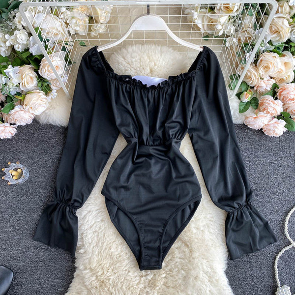 Hétköznapi női test, csupasz váll és hosszú ujjú fekete színben