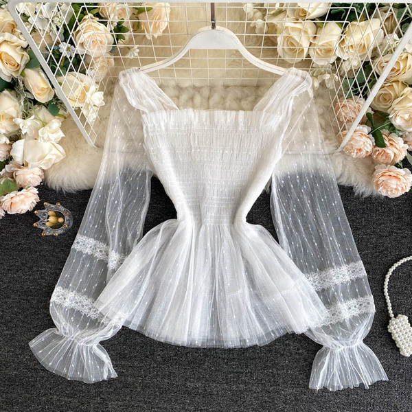 Naiste kandilise dekoltee ja tülliga särk