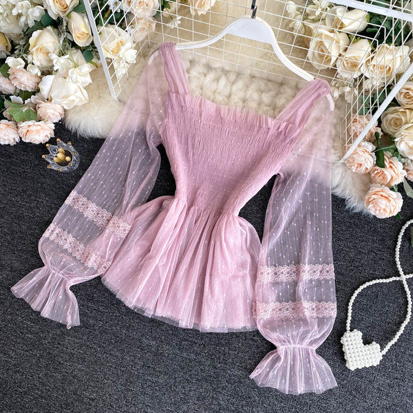 Naiste kandilise dekoltee ja tülliga särk