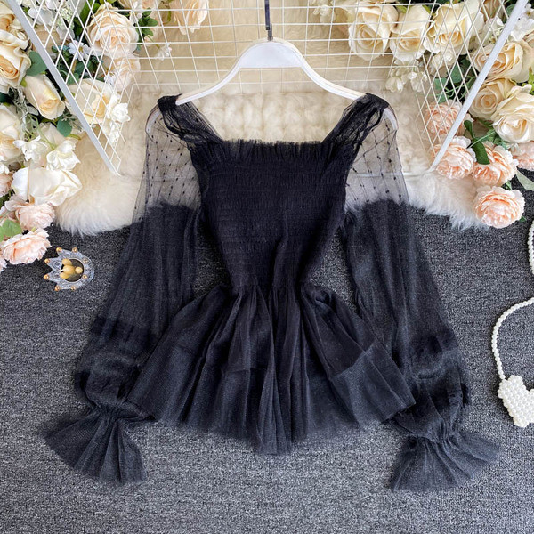 Naiste kandilise dekoltee ja tülliga särk