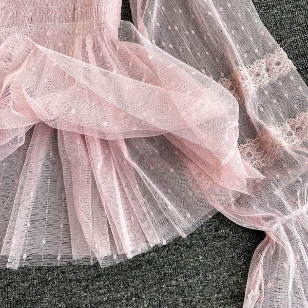 Naiste kandilise dekoltee ja tülliga särk