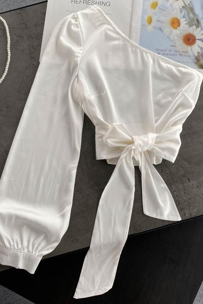 Naiste vabaajasärk mitmes värvitoonis paela ja ühe varrukaga