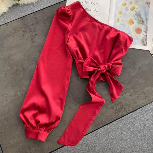 Naiste vabaajasärk mitmes värvitoonis paela ja ühe varrukaga