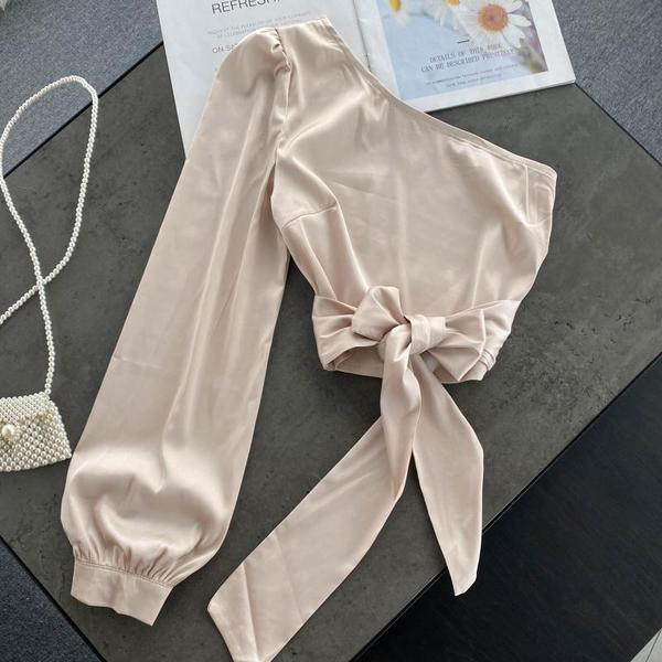 Naiste vabaajasärk mitmes värvitoonis paela ja ühe varrukaga