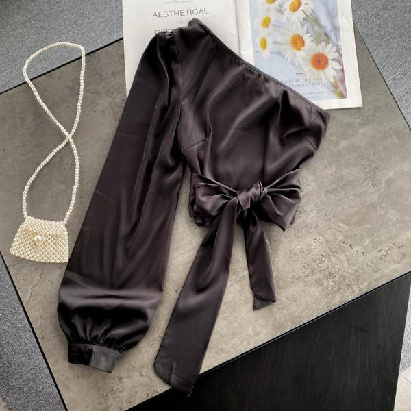 Naiste vabaajasärk mitmes värvitoonis paela ja ühe varrukaga