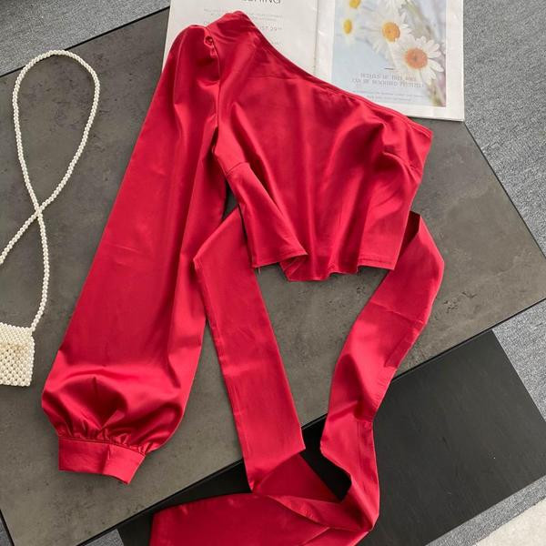 Naiste vabaajasärk mitmes värvitoonis paela ja ühe varrukaga