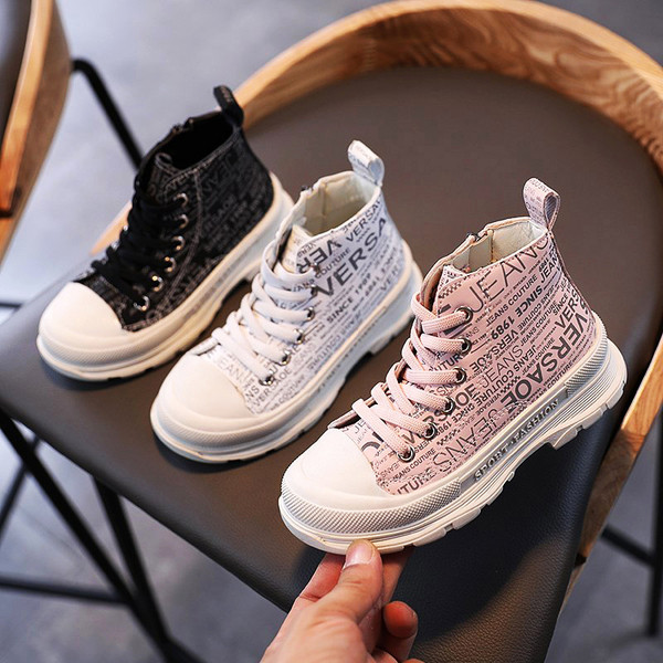 Παιδικά αθλητικά παπούτσια με επιγραφές και κορδόνια