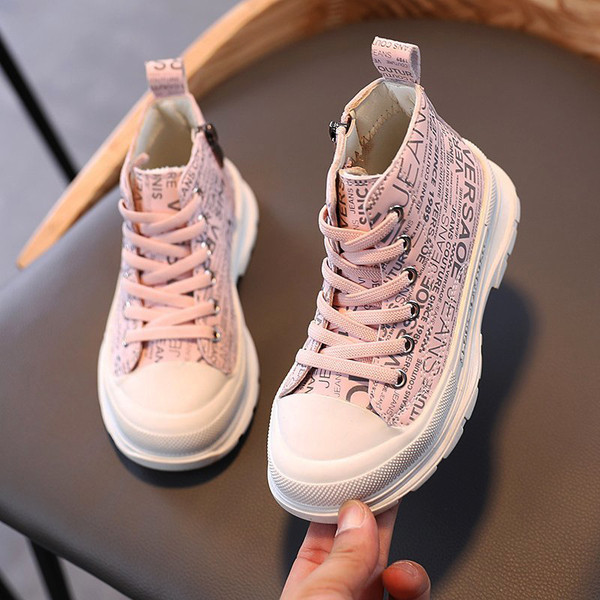 Παιδικά αθλητικά παπούτσια με επιγραφές και κορδόνια